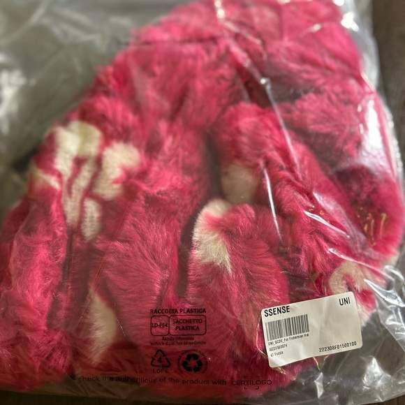 GCDS Plush Faux Fur Fisherman Bucket Hat in Pink and White *PRICE DROP* - Picture 6 of 7